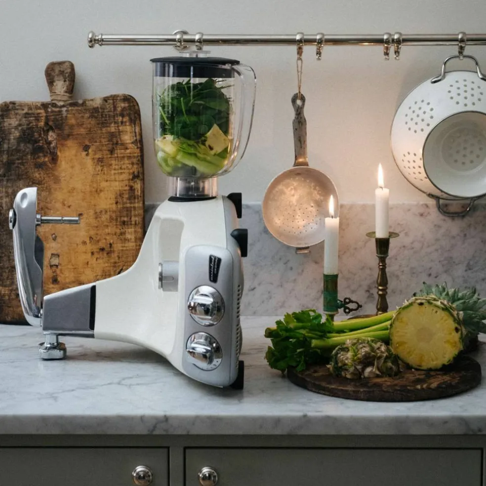 Assistent AKM6230 + mixerkanna & citruspress, red