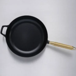 Buster+Punch stekpanna rund 28 cm, mässinghandtag