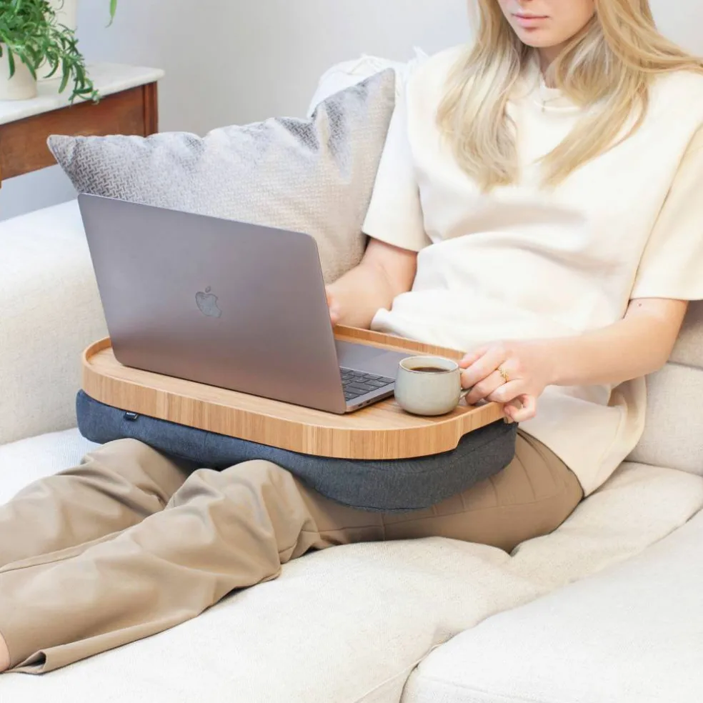 CurveLine Laptray knäbricka med anti-slip, large, pilträ