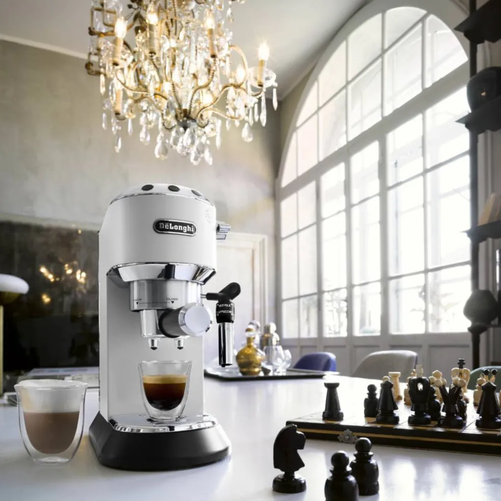 EC685.BK Espressomaskin Svart