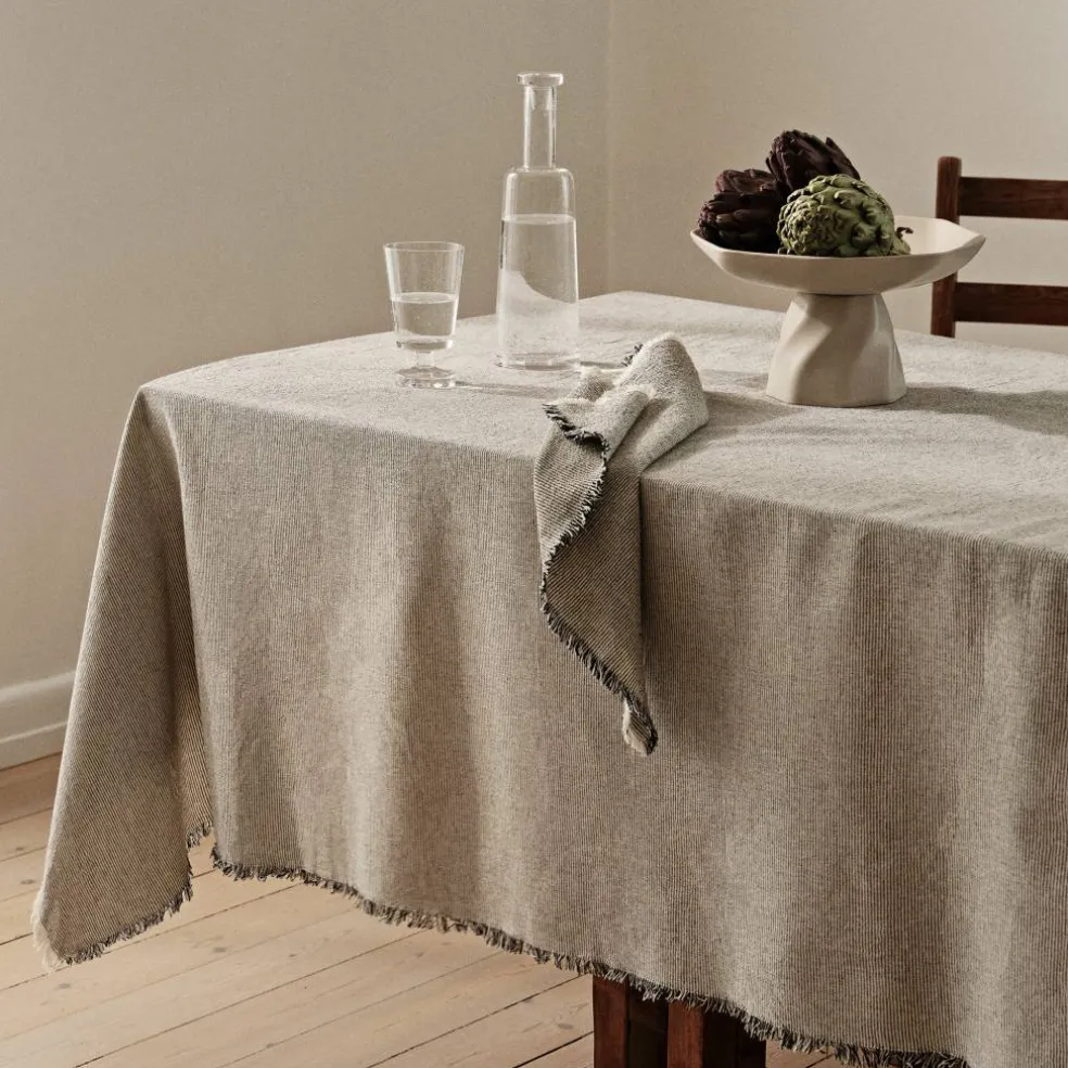 Elouise bordsduk 200x160 cm, svart/offwhite