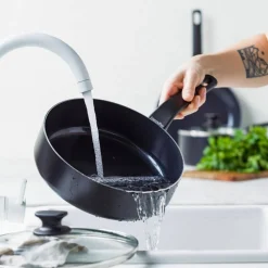 Essence stekpanna med lock 28 cm, svart