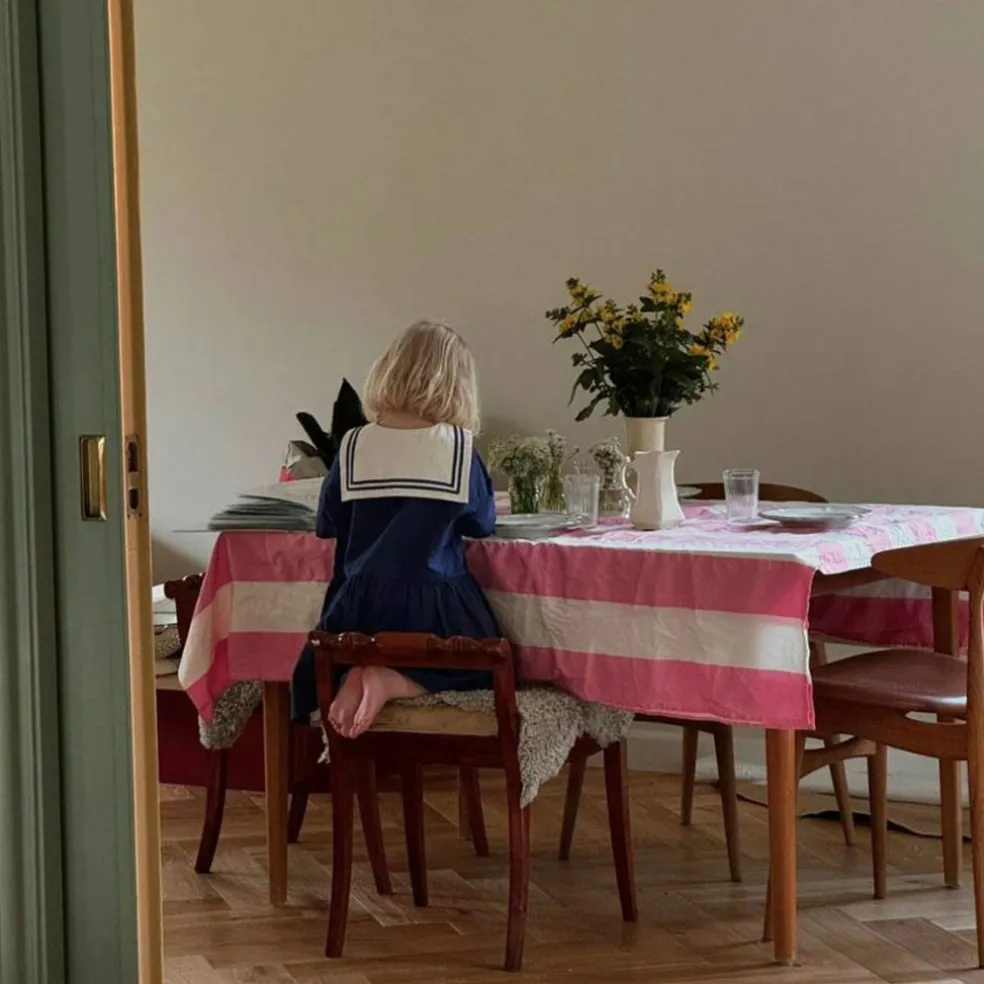 Gaia bordsduk 180x145 cm, rosa/vit