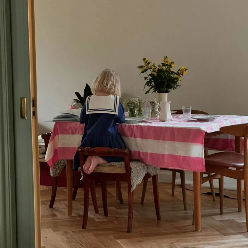 Gaia bordsduk 180x145 cm, rosa/vit
