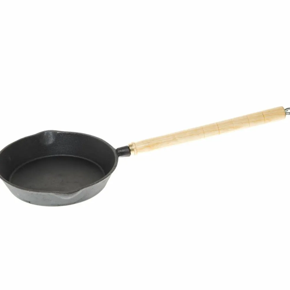 Gjutjärnspanna med trähandtag