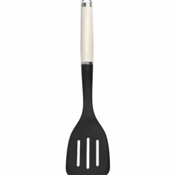 Perforerad stekspade, almond cream
