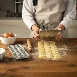 Ravioliform för 24 kvadratiska ravioli