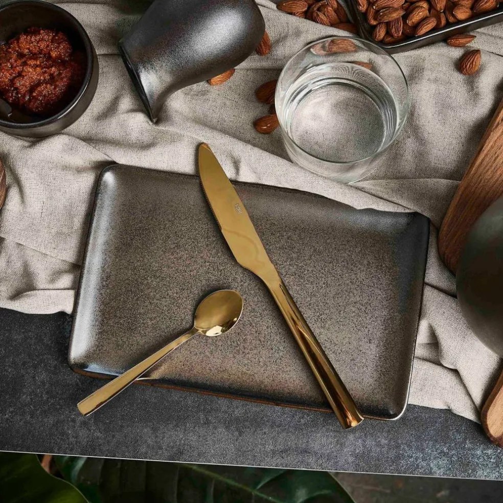 Rektangulär tallrik metallisk brun 23,5 cm.