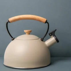 Tekanna med vissla 1,6 liter, crème
