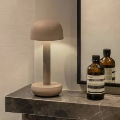 The Humble Two bordslampa, beige