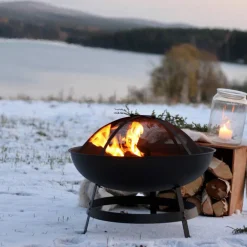 Traditionell eldstad med gnistskydd