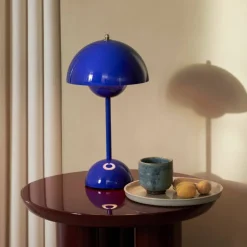 &Tradition Flowerpot VP9 portabel bordslampa, dark plum